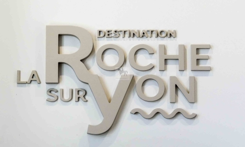 Un nouvel Office de Tourisme interactif ouvre ses portes, place Napoléon, à La Roche-sur-Yon. #destinationlarochesuryon