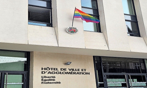 La Roche-sur-Yon. L'hôtel de ville aux couleurs LGBTQIA+ pour le Mois des Fiertés