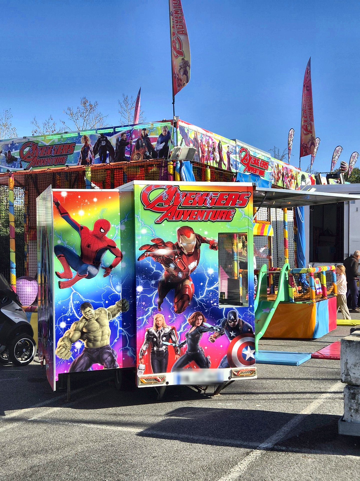 Attraction pour enfants sur le thème des super-héros à la fête foraine de La Roche-sur-Yon