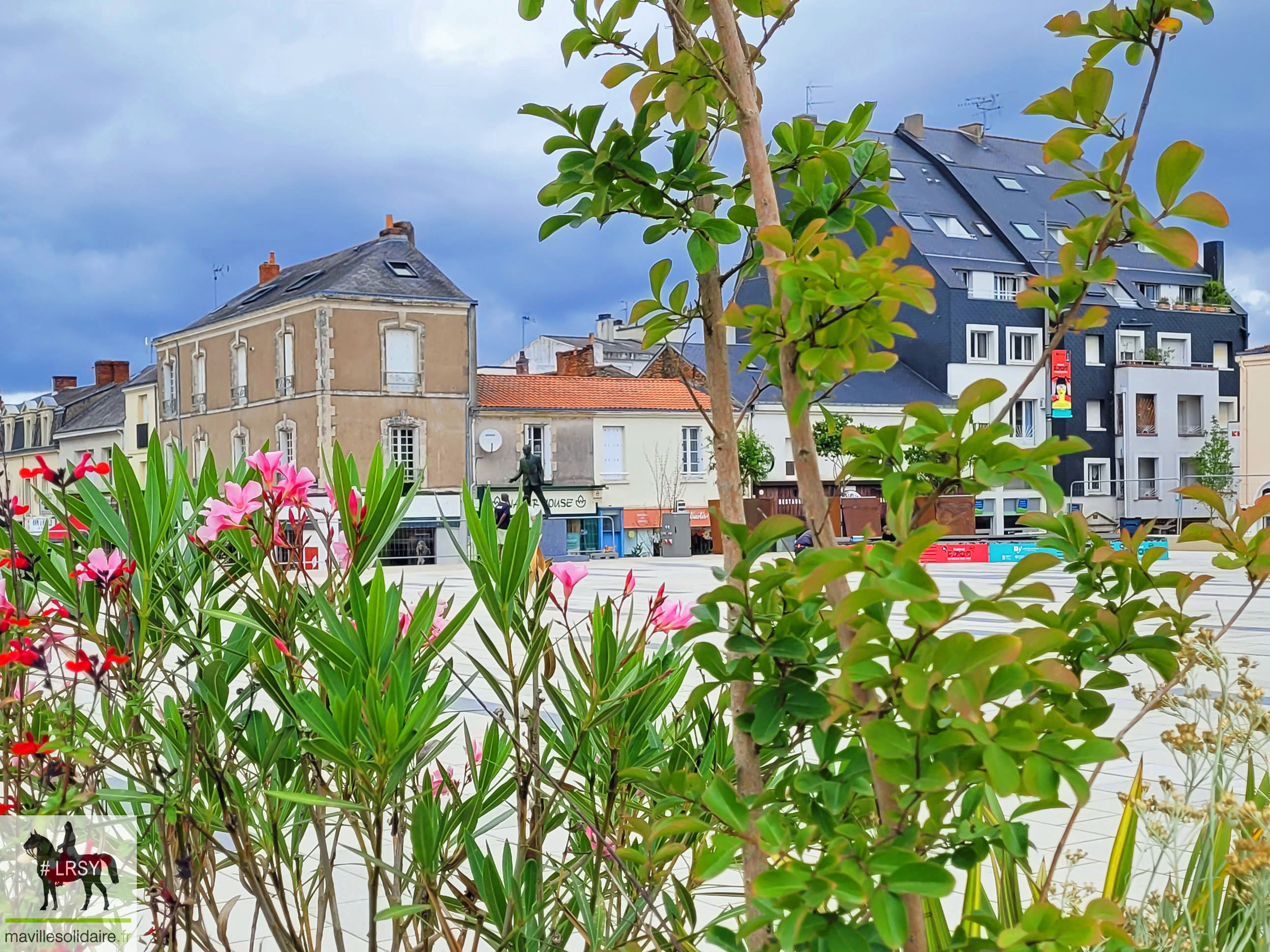 Place jacques chirac pot la roche sur Yon 1 4