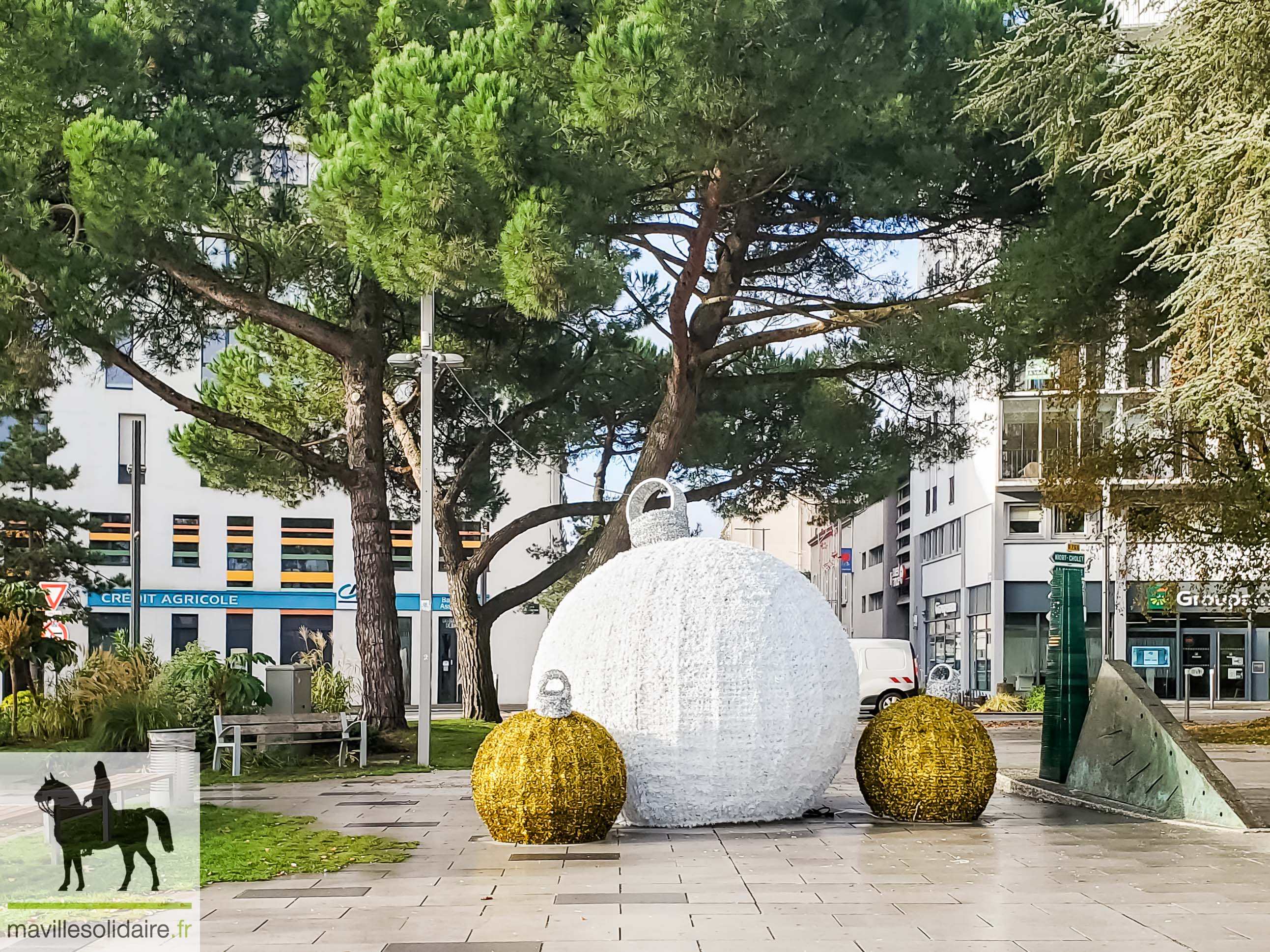 Noêl boule de Noël géante La Roche sur Yon mavillesolidaire.fr 2