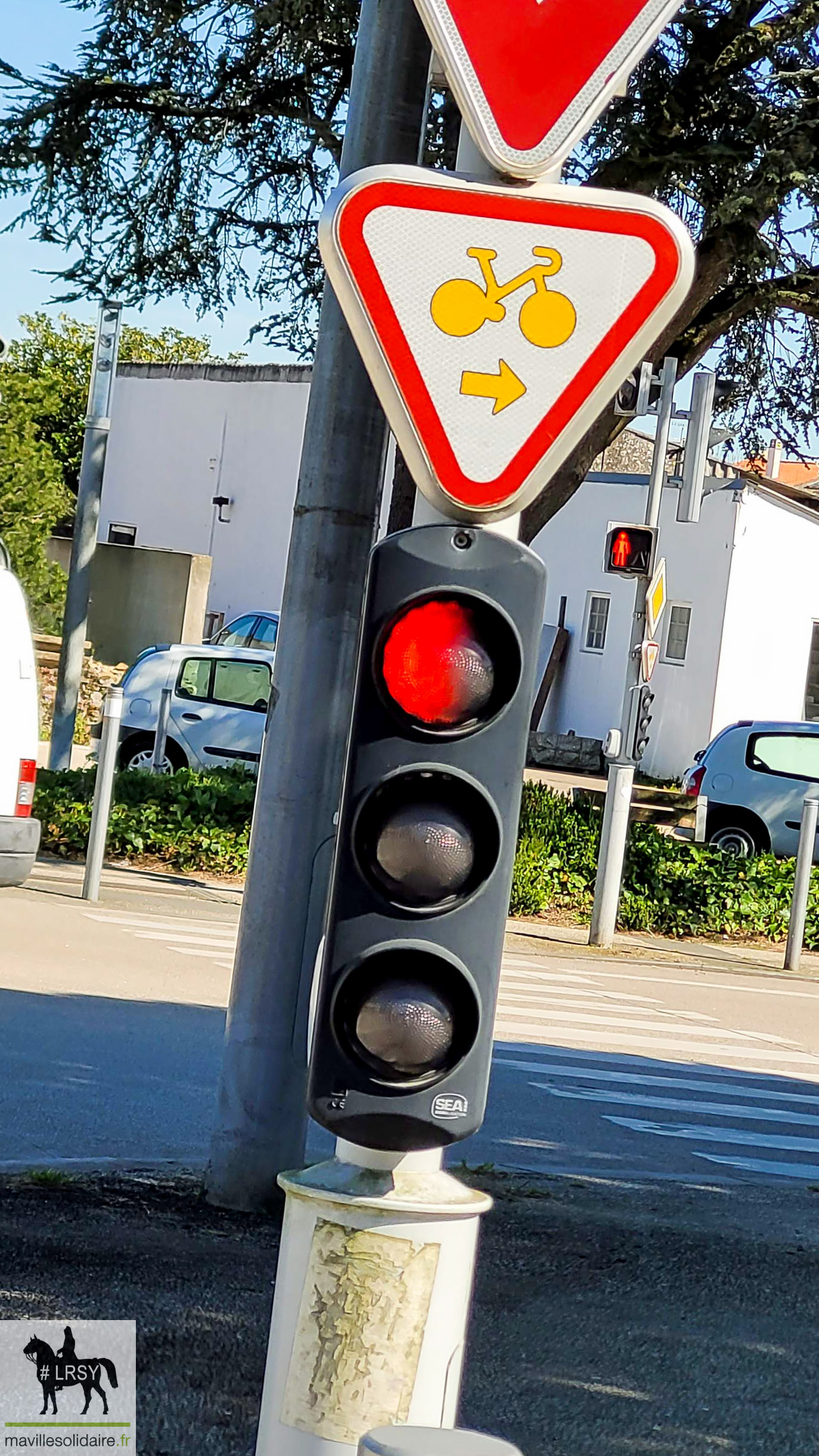 Tourne à droite police vélo à assitance électrique La Roche sur Yon