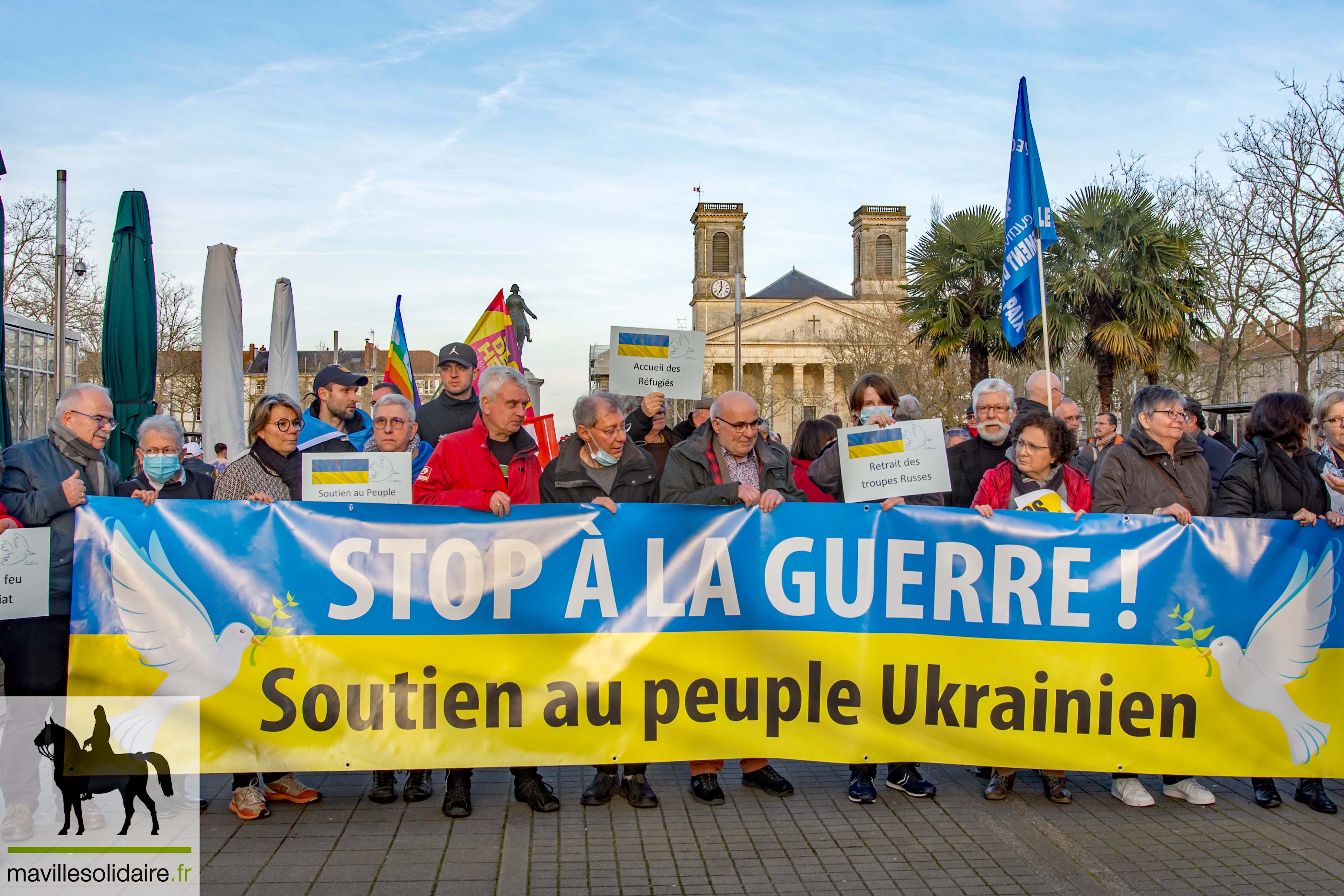 rassemblement en soutien à lUrkaine la Roche sur Yon mavillesolidaire.fr 2 1