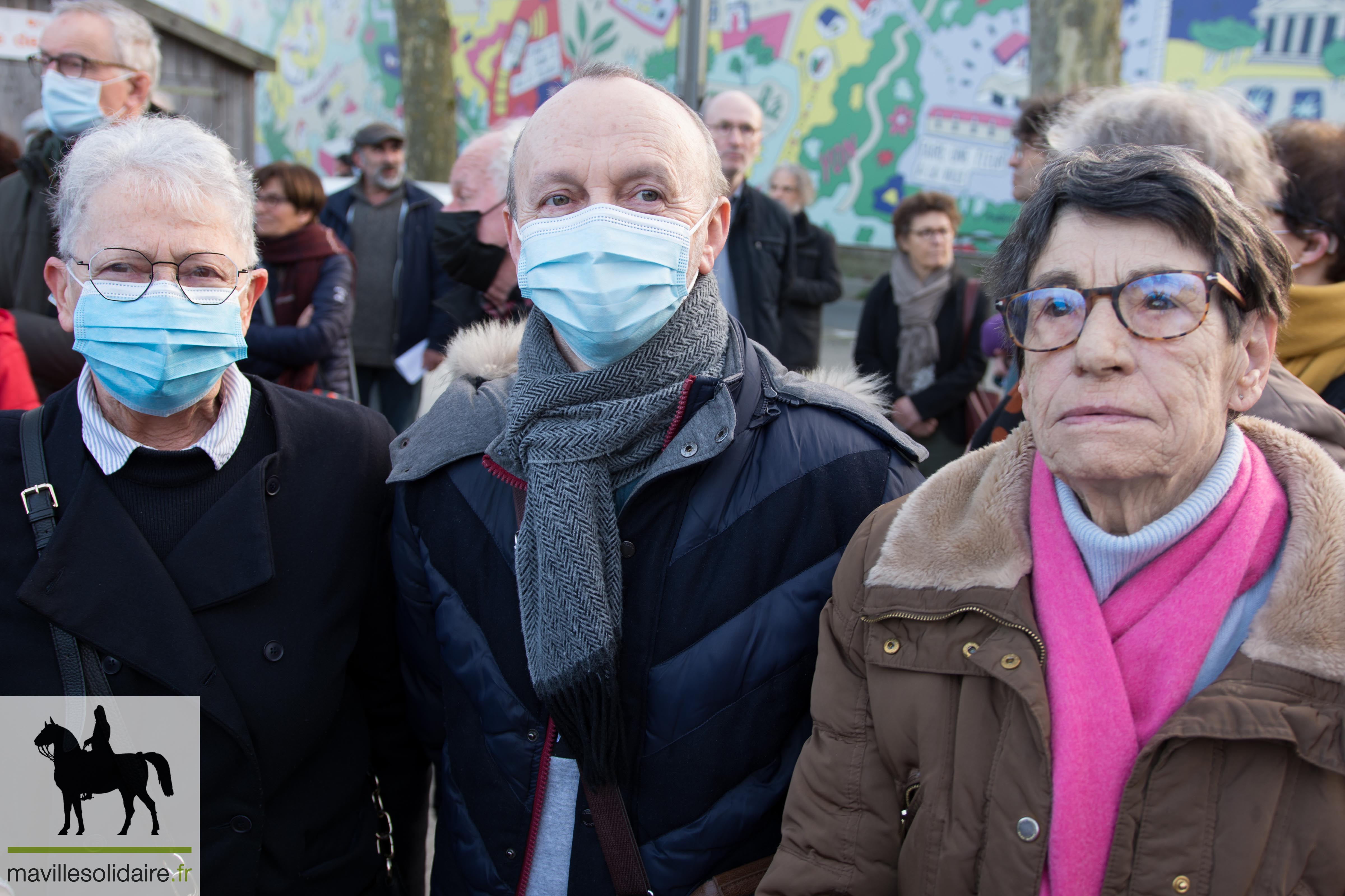 rassemblement en soutien à lUrkaine la Roche sur Yon mavillesolidaire.fr 2 12