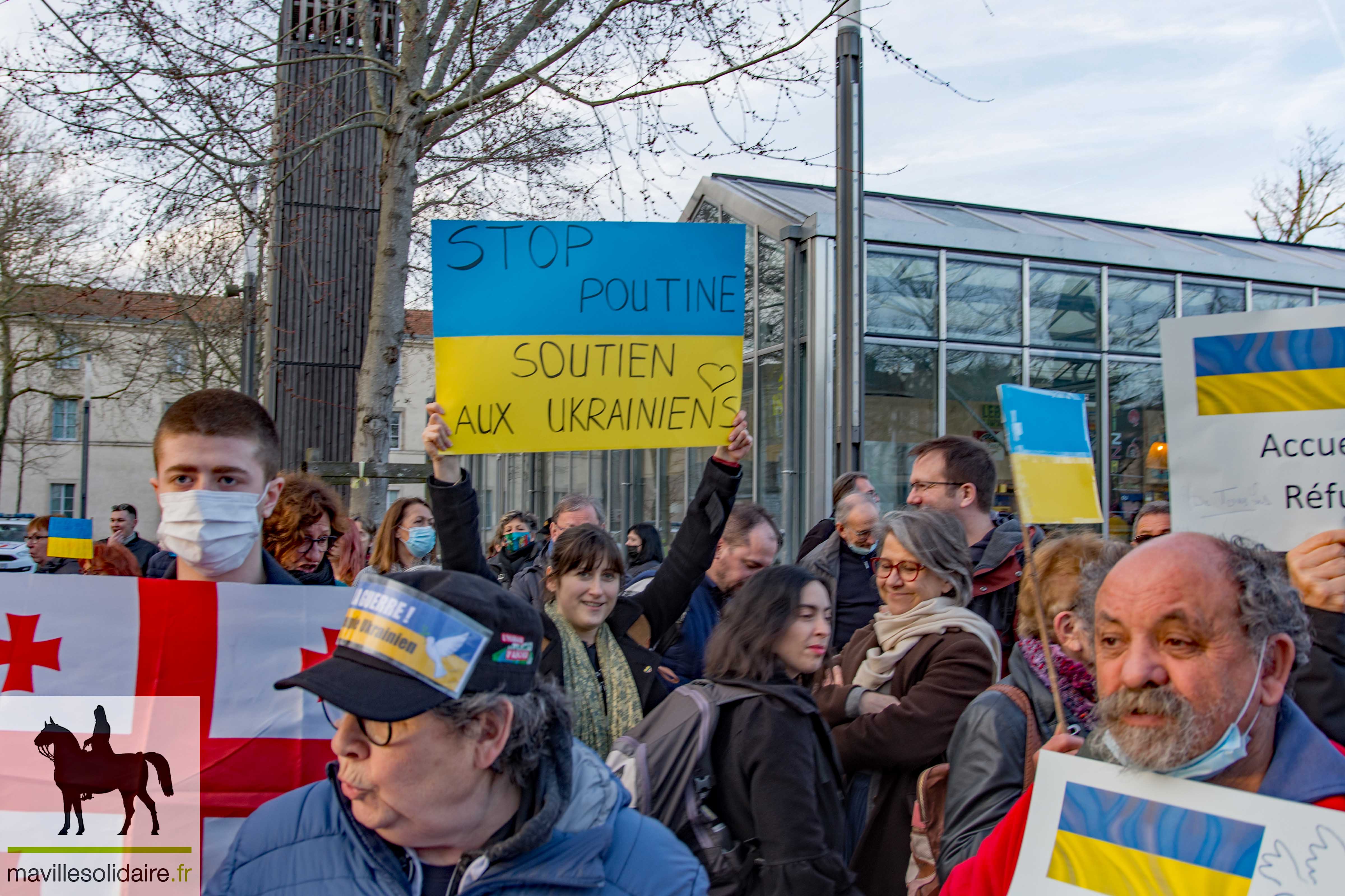 rassemblement en soutien à lUrkaine la Roche sur Yon mavillesolidaire.fr 2 13