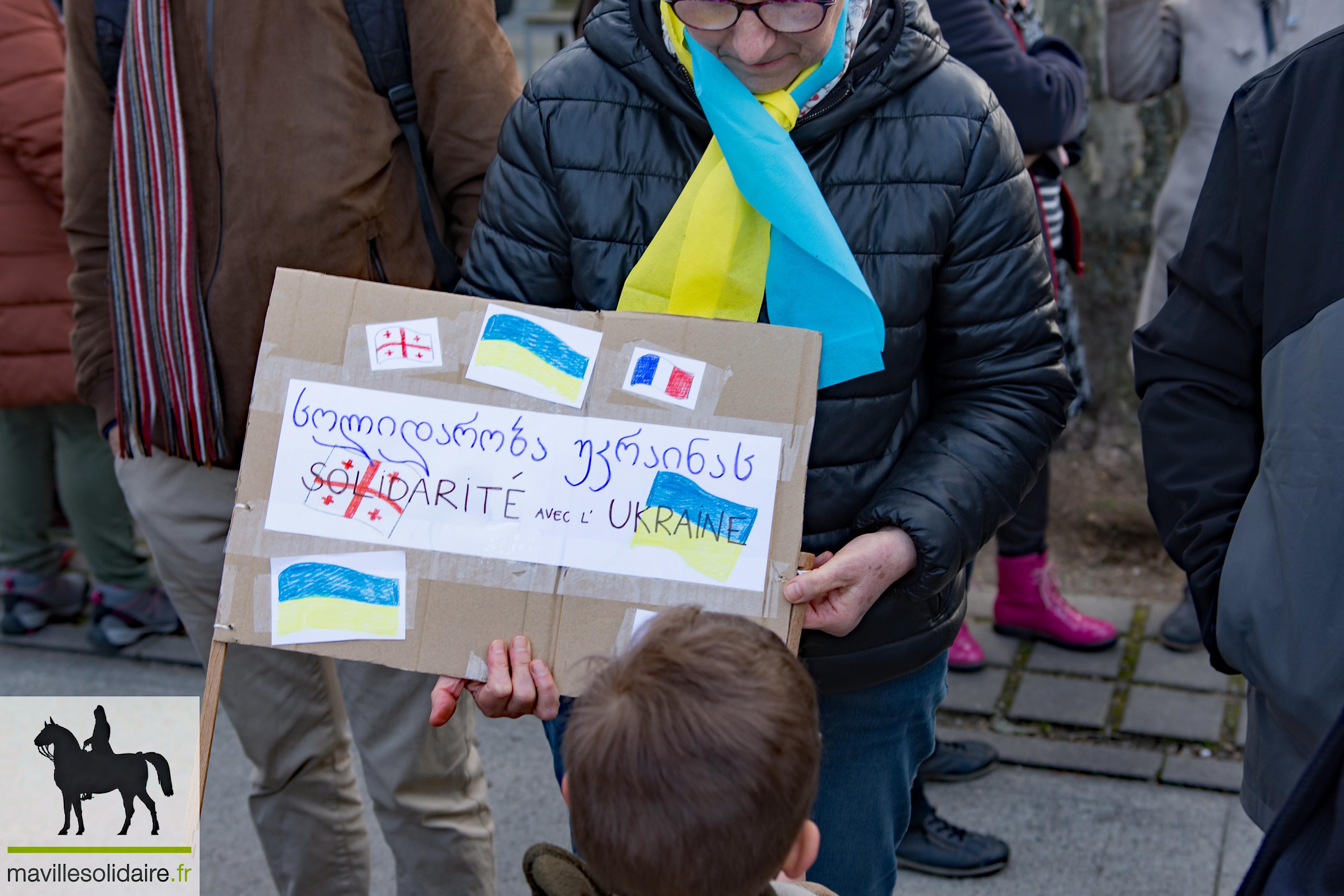 rassemblement en soutien à lUrkaine la Roche sur Yon mavillesolidaire.fr 2 14
