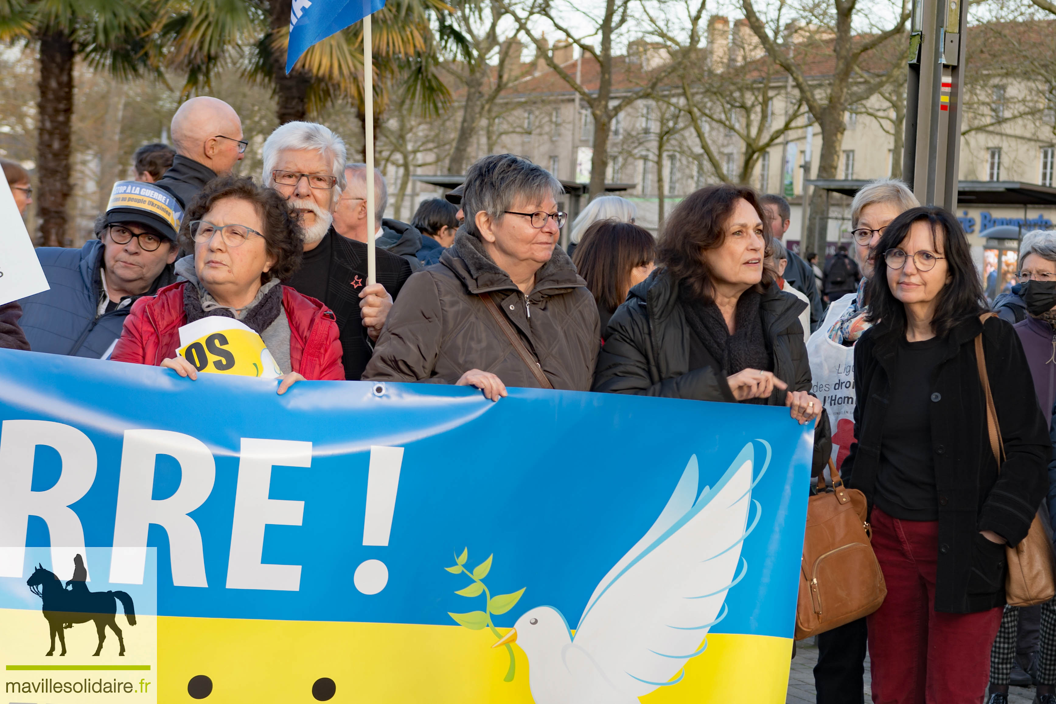 rassemblement en soutien à lUrkaine la Roche sur Yon mavillesolidaire.fr 2 2